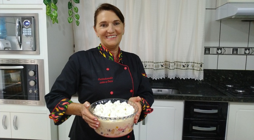 Você precisa experimentar essa salada de frutas super cremosa com mousse