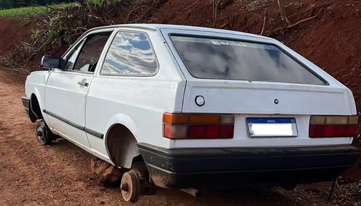 Carro furtado é recuperado sem rodas no interior