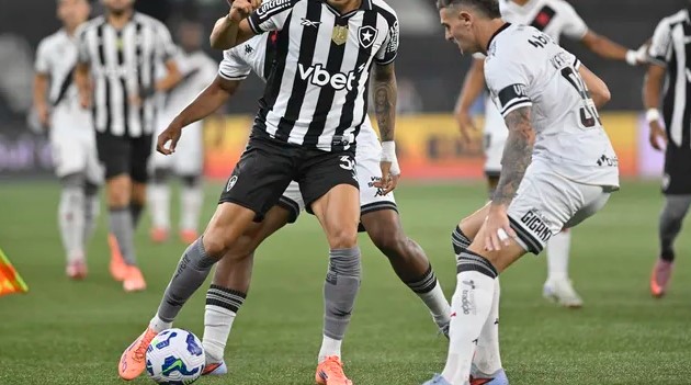 Botafogo domina o Vasco, vence no Nilton Santos e reduz distância para o G-5