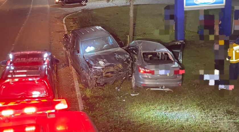 Motorista morre em acidente entre carro e caminhonete na BR-470