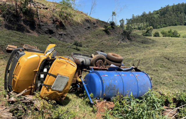 Caminhoneiro sofre ferimentos no crânio e ombro após capotamento