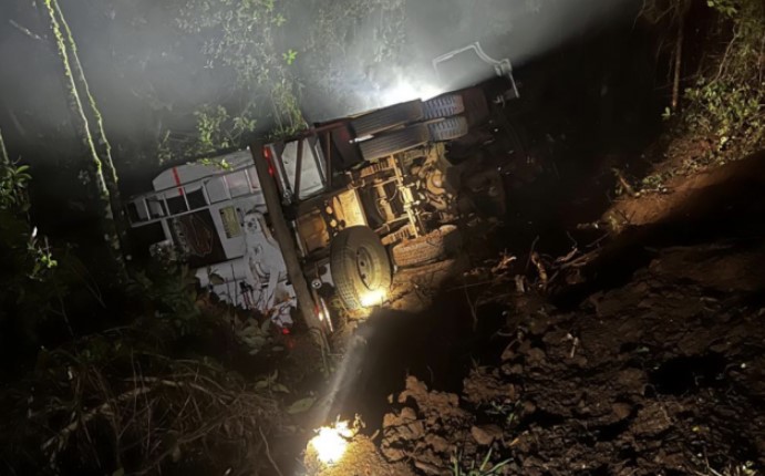 Caminhão sai da pista e capota em ribanceira na SC-155