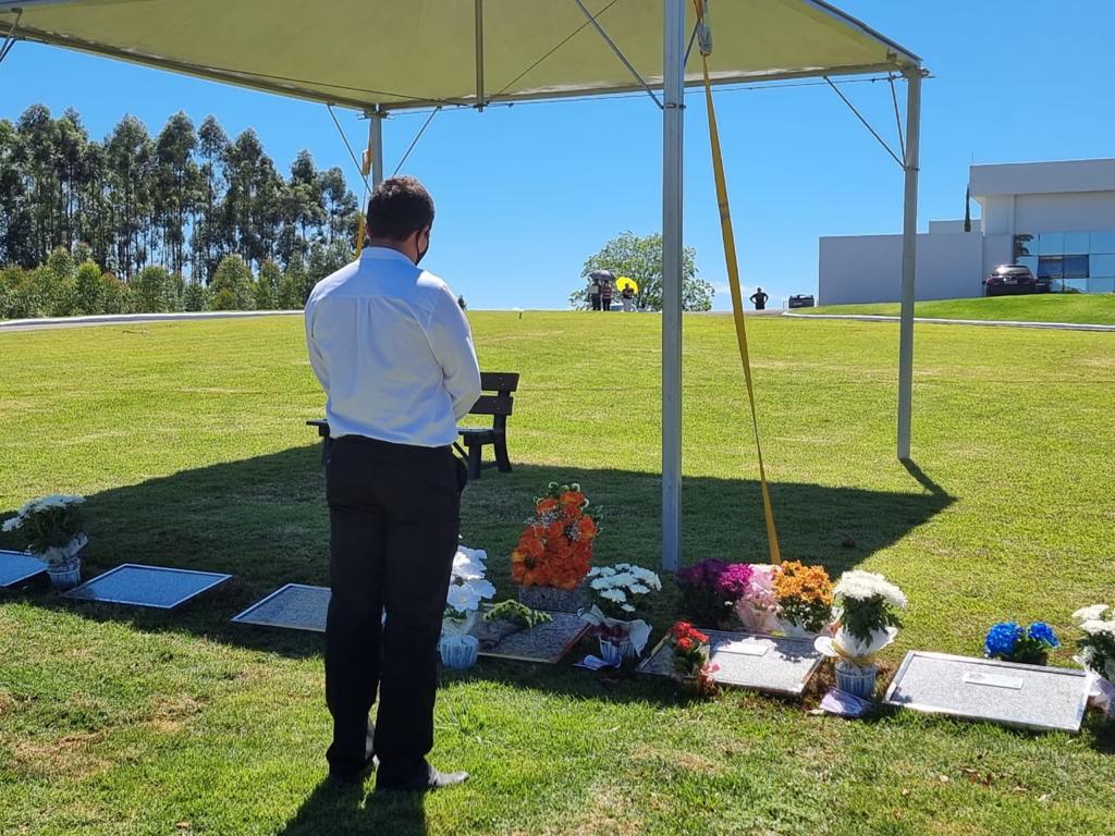 Jardim dos ipês presta homenagem ao dia dos finados