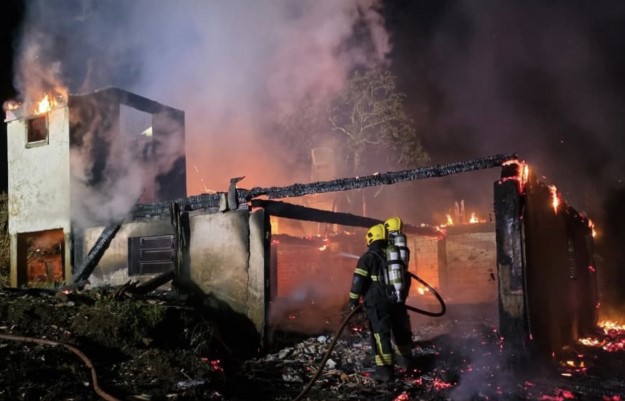 Casa é destruída por incêndio durante a madrugada no interior