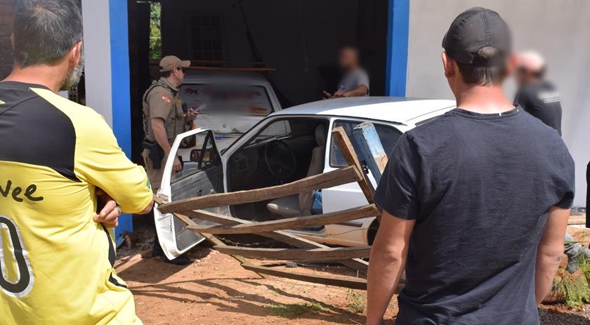 Ladrão barbeiro bate veículo após furto e foge em seguida