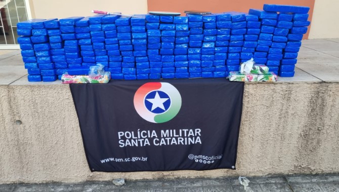 Jovem e adolescente são detidos com quase 100 kg de maconha