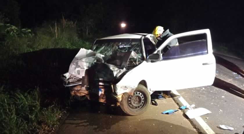 Carro fica destruído após bater contra caminhão em Nova Erechim