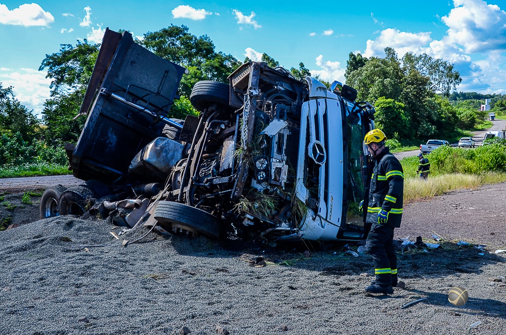 Caçamba carregada de brita saí da pista e tomba às margens da BR-163, motorista sofre ferimentos leves