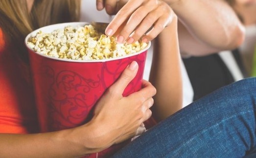 Cinemas estão proibidos de barrar pipoca e refrigerante comprados fora do local em SC