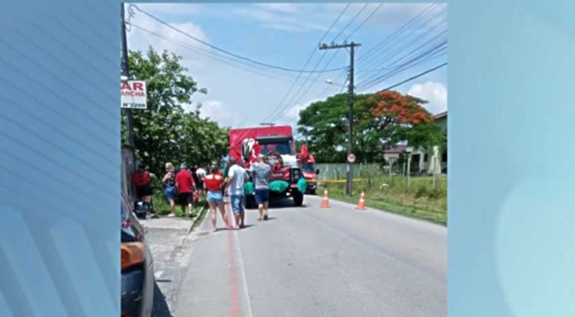 Homem vestido de "Papai Noel" em ação social morre ao cair da carreta de Natal em SC