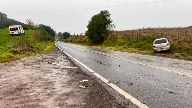 Van da Saúde de Santa Helena sai da pista após colisão com carro