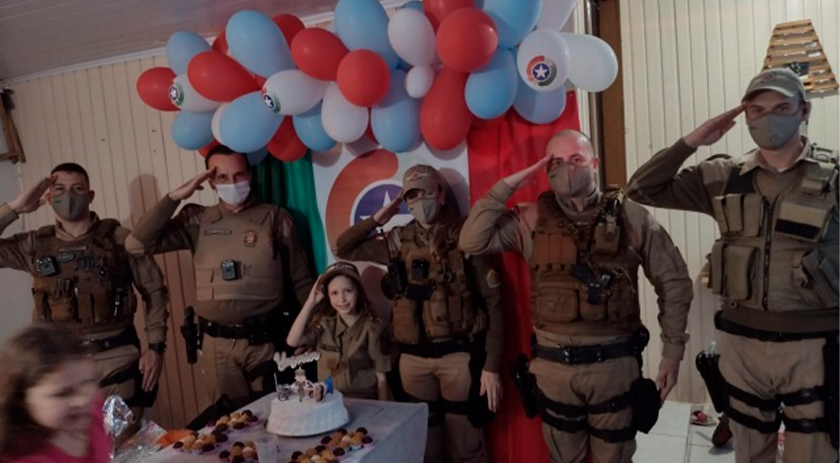 Admiradora da PMSC ganha festa com tema e presença policial, em São Miguel do Oeste