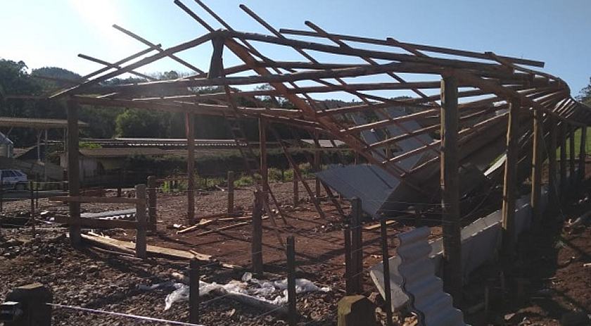 Pedreiros ficam feridos após estrutura de galpão desabar no interior do município