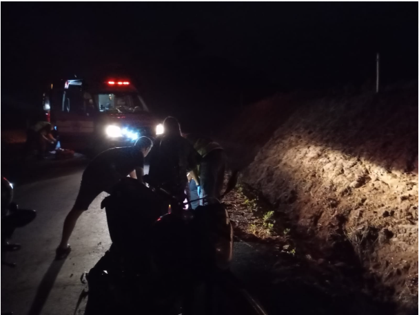 Duas pessoas sofrem queda de motocicleta em Cunha Porã; condutor perdeu o controle ao desviar de uma vaca na via
