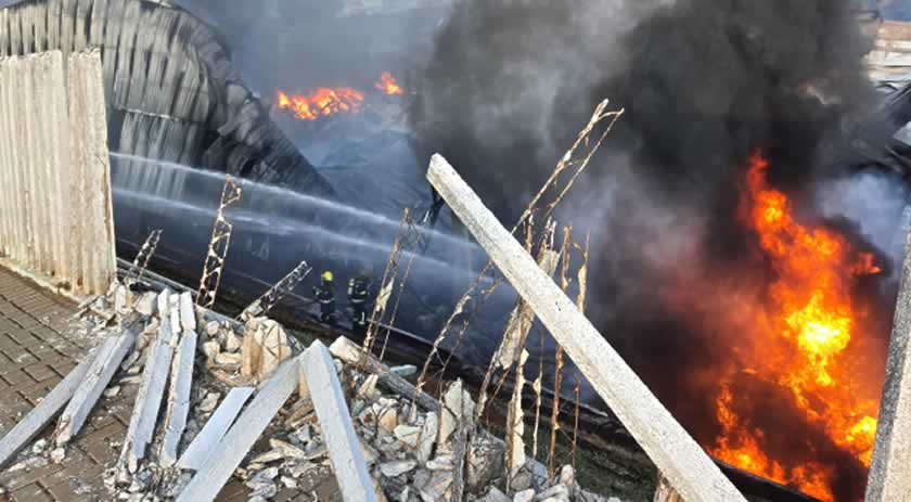 Bombeiros levam mais de 15 horas para conter incêndio em empresa