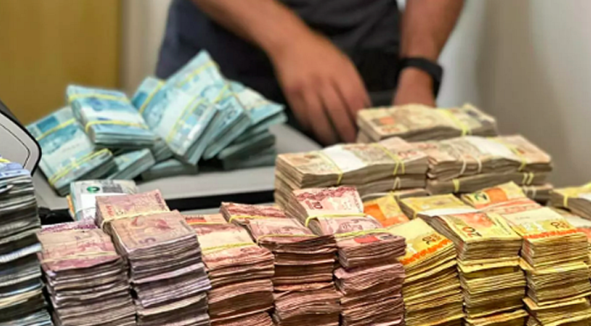 Em SC, polícia encontra R$ 417 mil escondidos em rádio de carro
