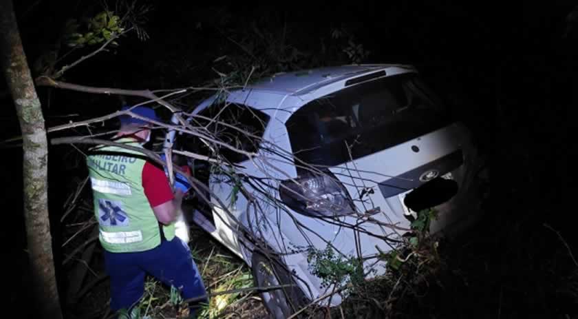 Veículo de São Miguel do Oeste  sai de pista e condutora fica ferida na SC-496