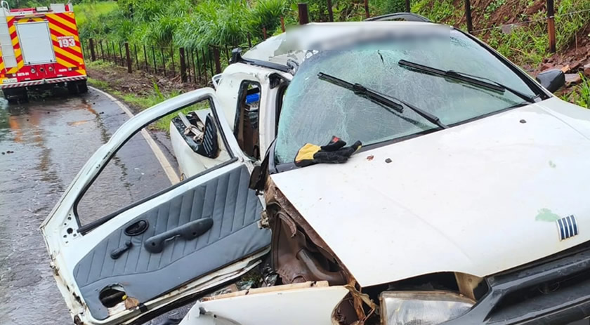 Colisão entre carro e caminhão deixa quatro feridos