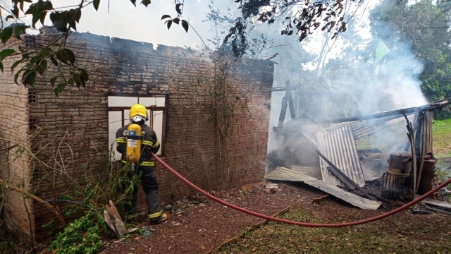 Incêndio destrói casa e galpão no interior