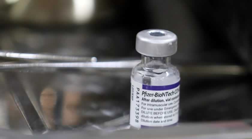 Três doses da vacina da Pfizer oferecem proteção contra a variante Ômicron, diz estudo