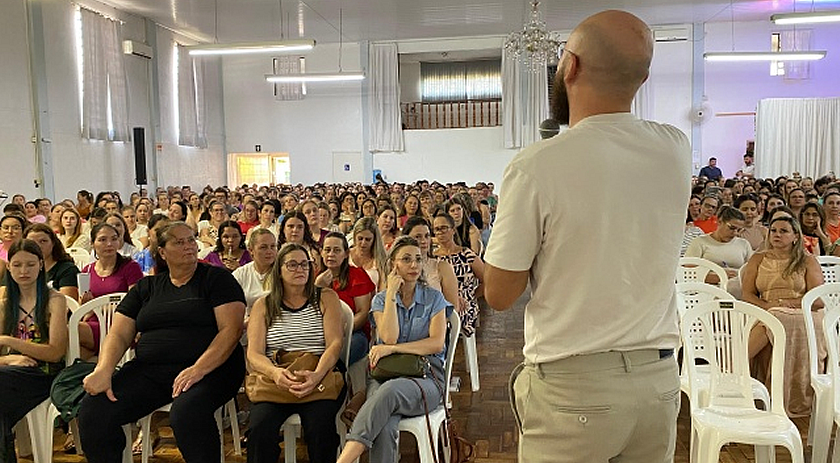 Profissionais da Rede Municipal de Ensino iniciam ano letivo de 2025 com palestra sobre comunicação e conexão