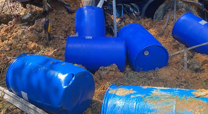 Caminhão carregado com produto perigoso tomba na Serra Dona Francisca