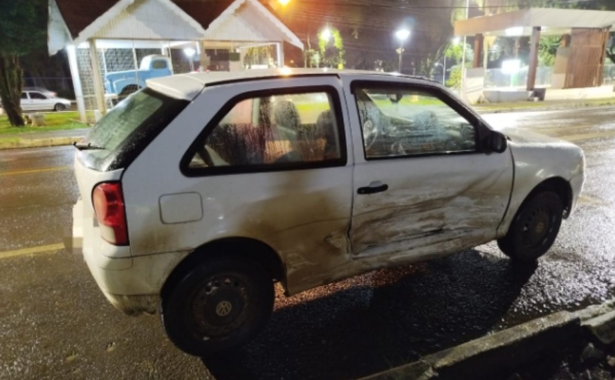 Acidente entre dois carros é registrado; jovem é encaminhada ao hospital