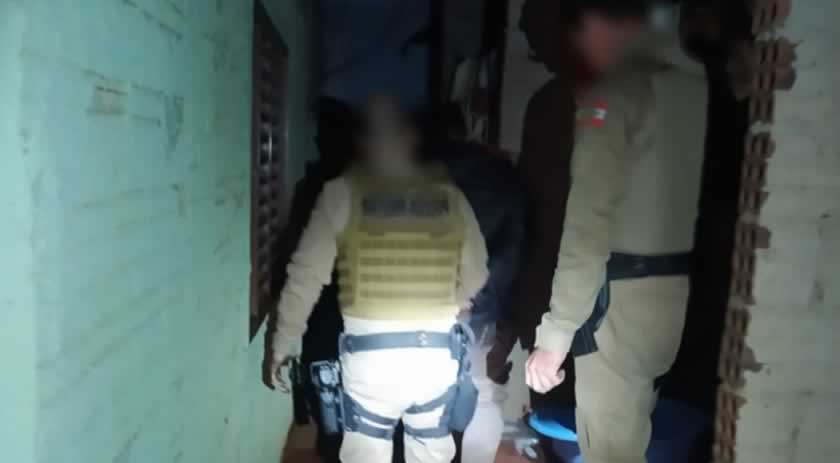 Homem tenta se esconder dentro de churrasqueira, mas é localizado e preso pela PM