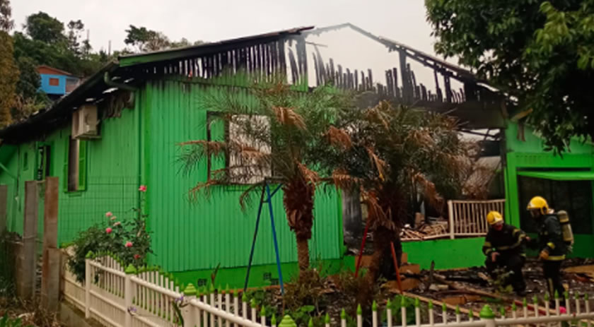 Incêndio destrói residência