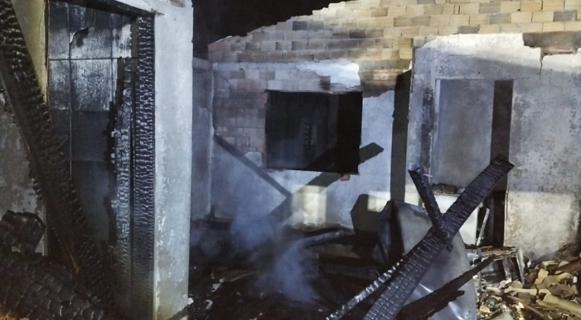 Morador é encontrado morto após incêndio destruir residência