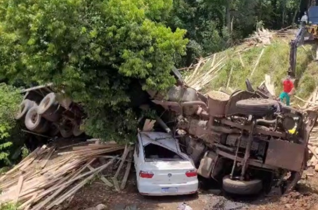 Motorista e pedestre morrem após caminhão despencar de ribanceira em SC