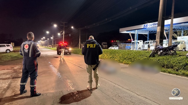 Dois homens morrem após motocicleta colidir contra poste na Avenida Willy Barth