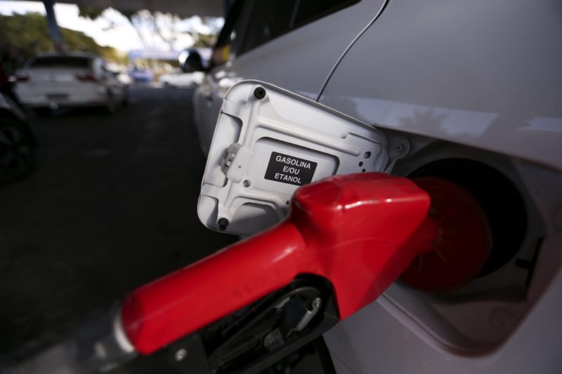 Litro da gasolina ‘belisca’ os R$ 8 e gás é encontrado a R$ 140; veja