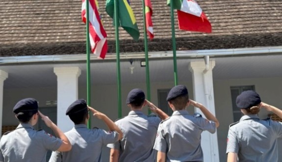 Escolas militares são as melhores entre as públicas de SC no Enem 2024; veja números