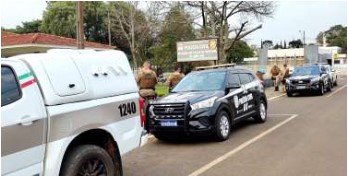 Operação policial apreende drogas e traficante