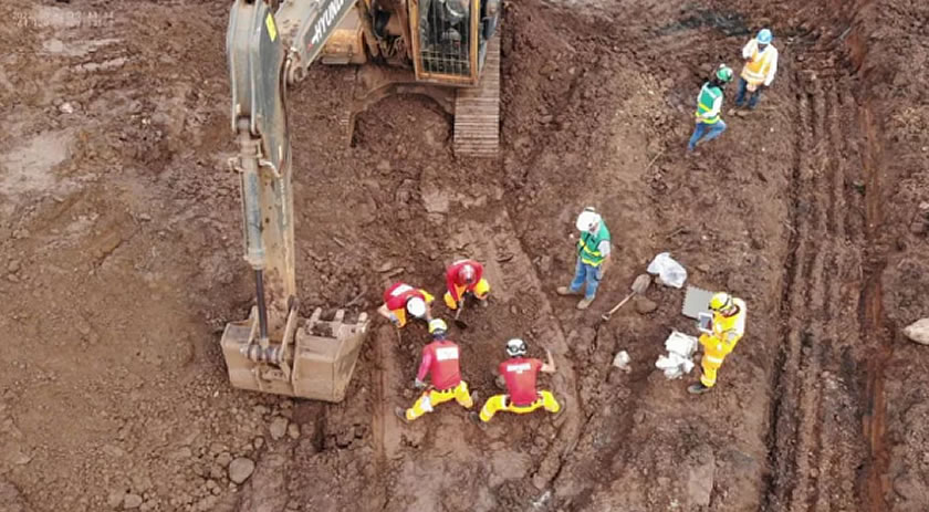 Mais de três anos após tragédia, bombeiros encontram ossada em área de buscas em Brumadinho