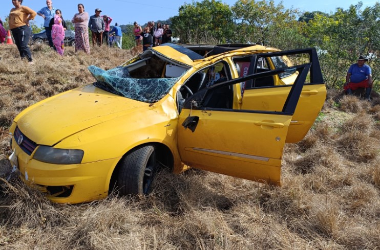 Mulher é socorrida após sair da pista e capotar veículo na SC-480
