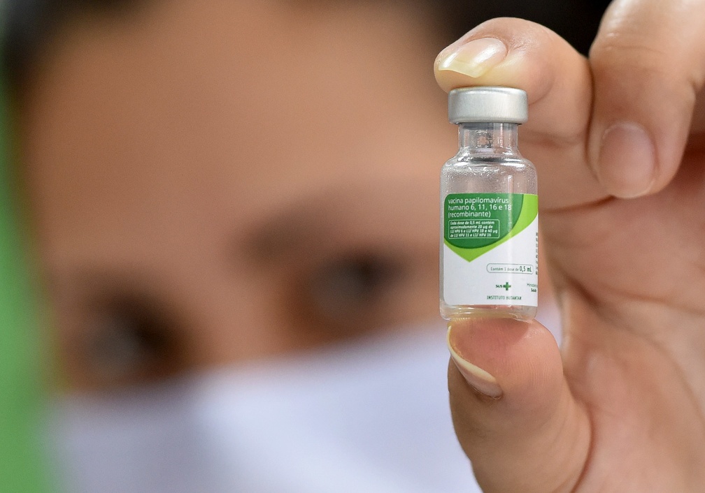 Vacina contra HPV reduz em até 58% os casos de câncer do colo do útero, aponta estudo
