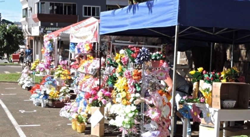 Prefeitura abre inscrições para comércio de flores e velas no Cemitério São Miguel e Almas durante Finados