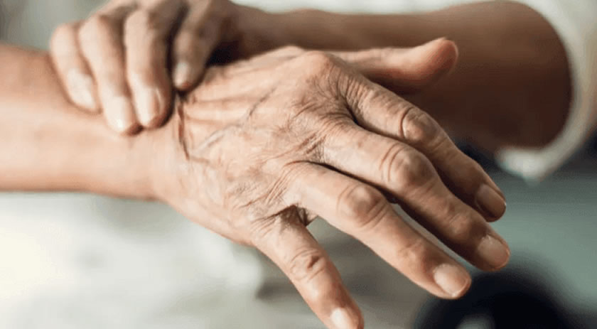 Tremor não é tudo: casos de Parkinson podem dobrar até 2050; saiba os sinais iniciais