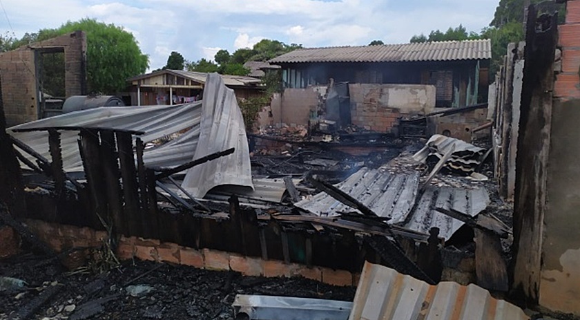 Casa é totalmente destruída em incêndio