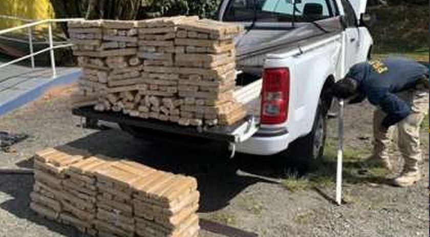 Quase 300 kg de maconha são encontrados em fundo falso de caminhonete