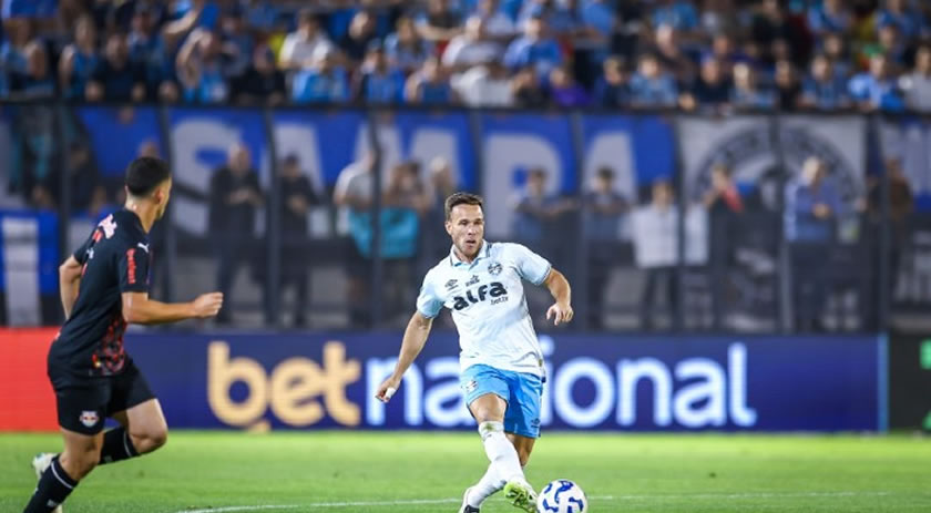 Com gol de pênalti polêmico no último lance, Grêmio perde para o Bragantino fora de casa