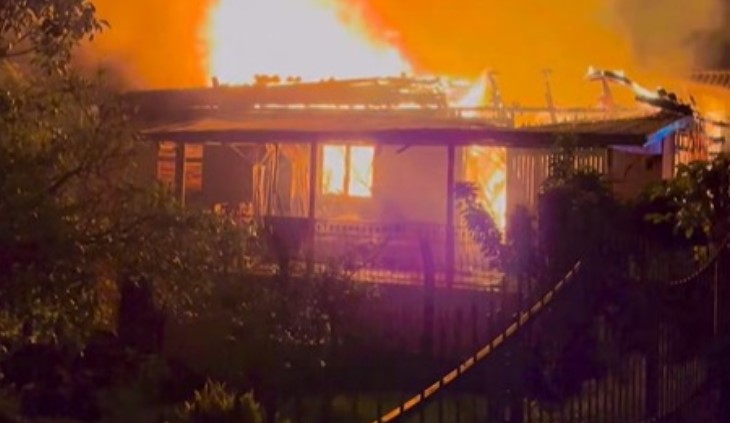 Casa é tomada por chamas e família consegue sair antes de fogo se alastrar