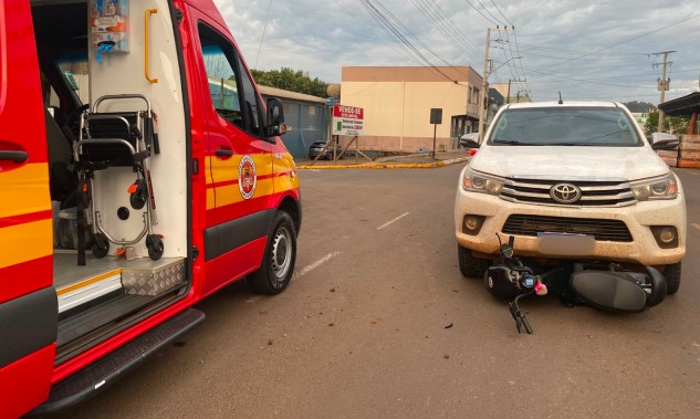 Colisão entre camionete e autopropelido é registrada na Avenida