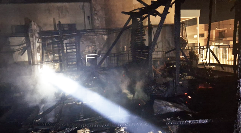Incêndio de grandes proporções atinge danceteria e comércio