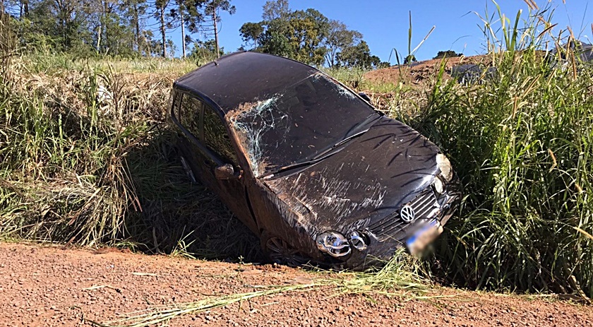 Veículo sai da pista e capota no interior de Bandeirante
