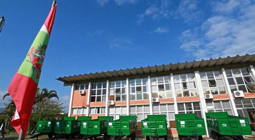 Governo do Estado entrega equipamentos agrícolas para 23 municípios de SC