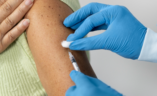 Vacina contra a dengue começa a ser aplicada em profissionais de saúde