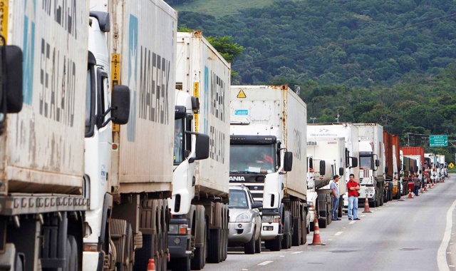 Auxílio para caminhoneiros e taxistas tem adiantamento no pagamento de parcelas